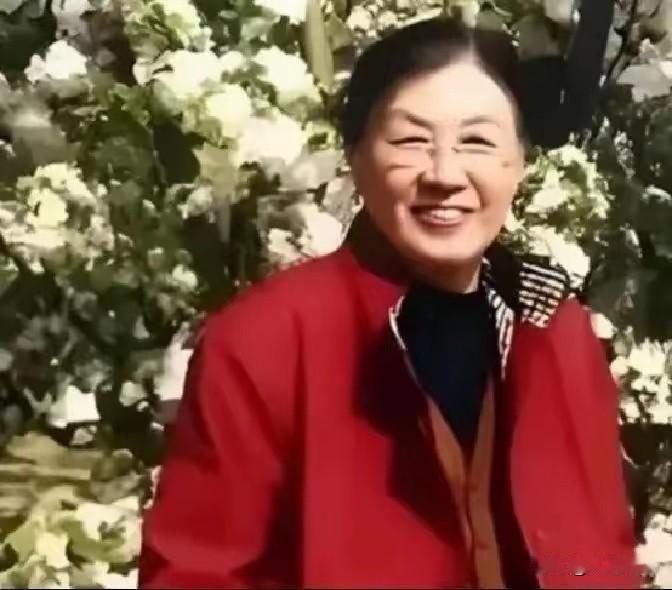 一张旧照片，窥见一段令人唏嘘的往事1981年，组织向谢静宜宣布开除党籍的决定时