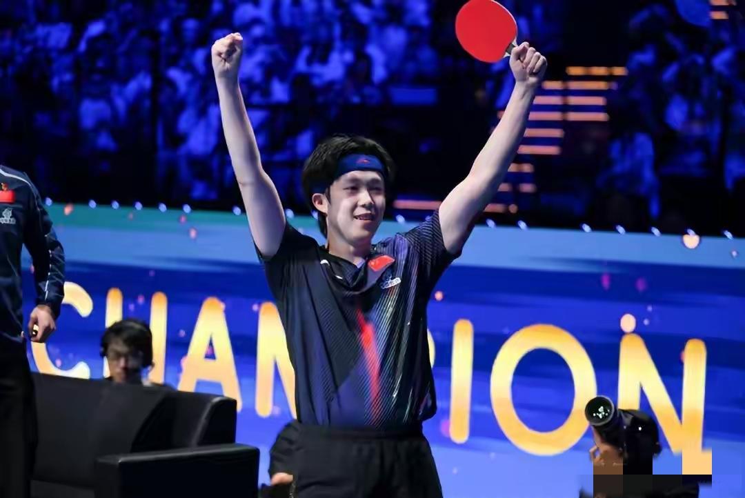 刚登顶就“塌房”？王楚钦夺冠才1天，国乒男单就只剩俩人了！王楚钦捧起冠军奖杯