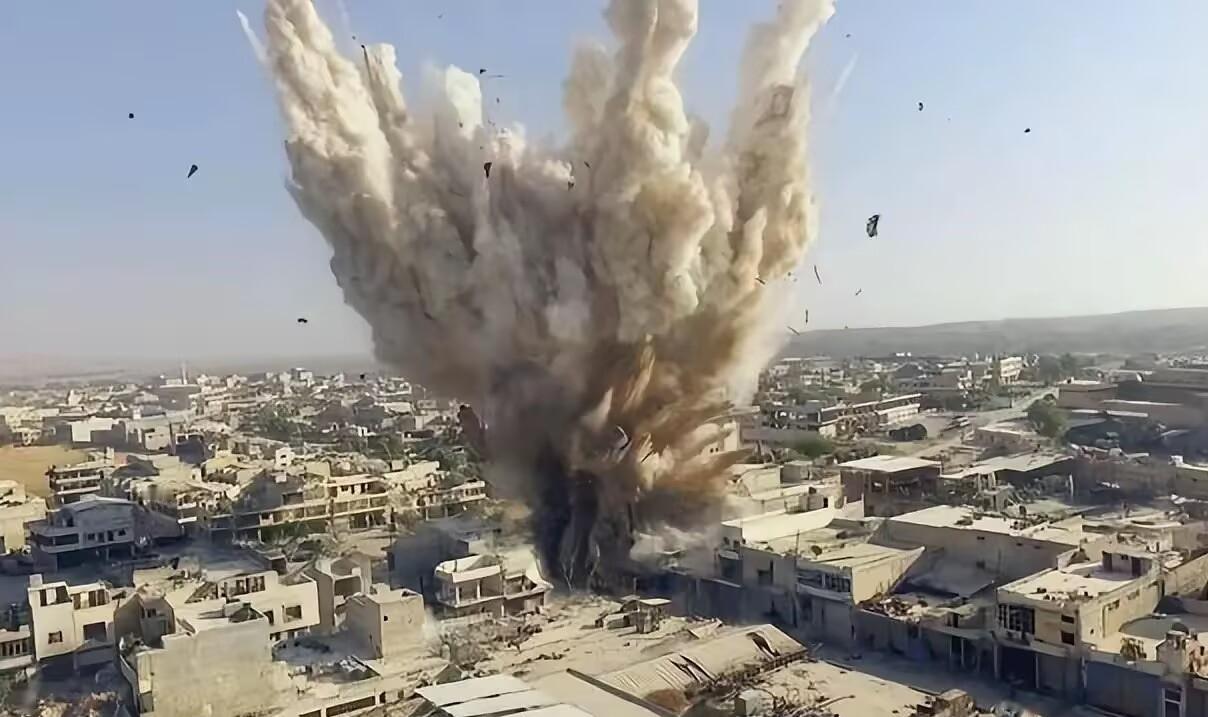 情况失控！榛树导弹击中利沃夫仅数小时，英法德三国领导人火速连线，捷克外长车厢里刚