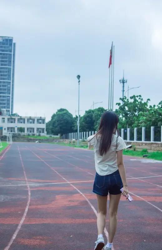 亲戚的儿子小刘大学毕业后报考教师编顺利上岸，成了一名中学老师。他所在学校有近三百