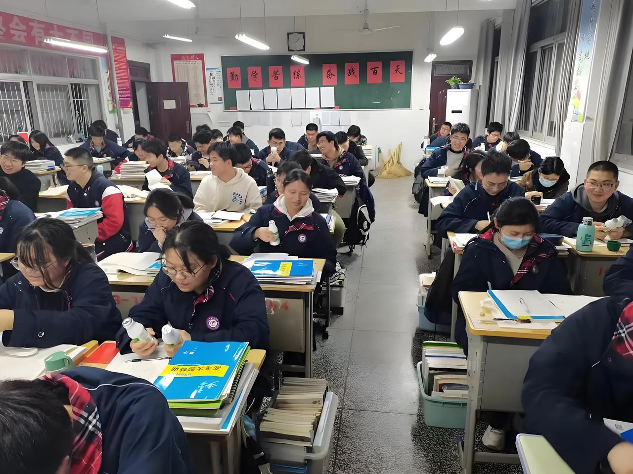 为什么越来越多大学生扎堆考公考编？真相很现实✨近几年明显发现，考公考编彻底成了