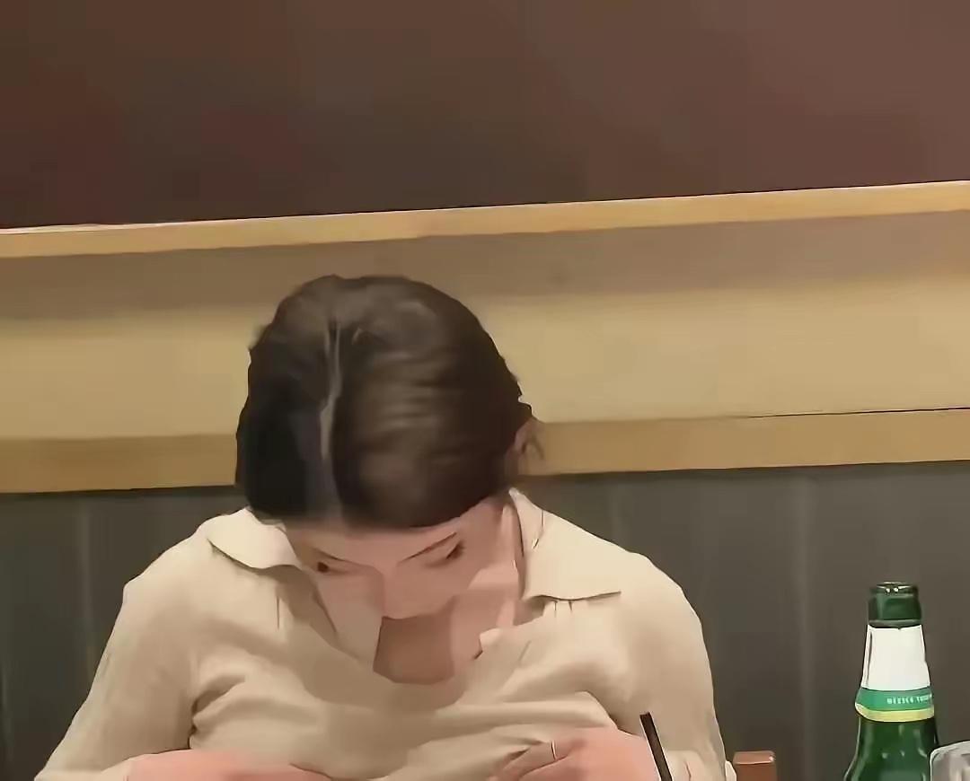 就一个动作，八十万粉。​餐厅里偷偷松一下扣子，被朋友拍下来发网上。她以为没人看