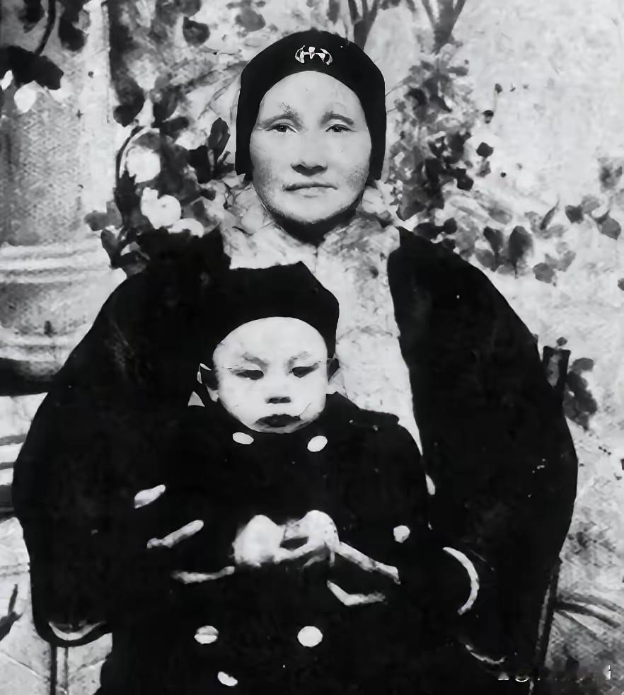 1906年，年轻的蒋介石满怀憧憬想东渡留学，却遭到异母兄长蒋介卿的断然拒绝。更寒