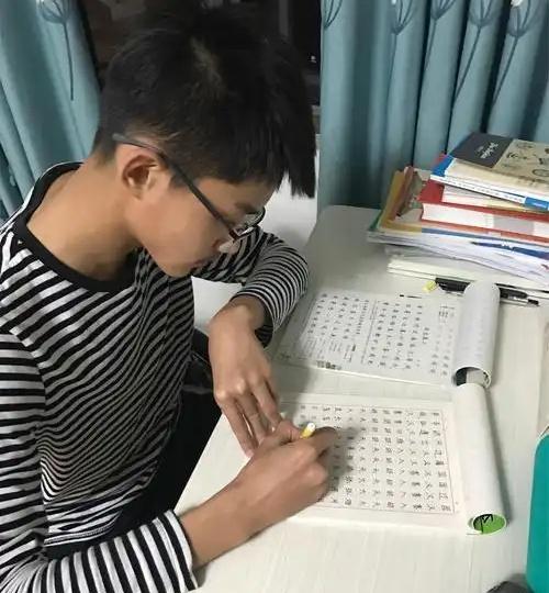 学霸真是盯出来的！这四点抓好了，普娃也能领跑别人一大截。天生的学霸，不盯就能成
