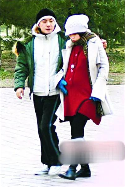 2007年12月，张卫健在北京陪妻子欣赏雪景，当时的张茜已怀孕7个月，肚大如罗，