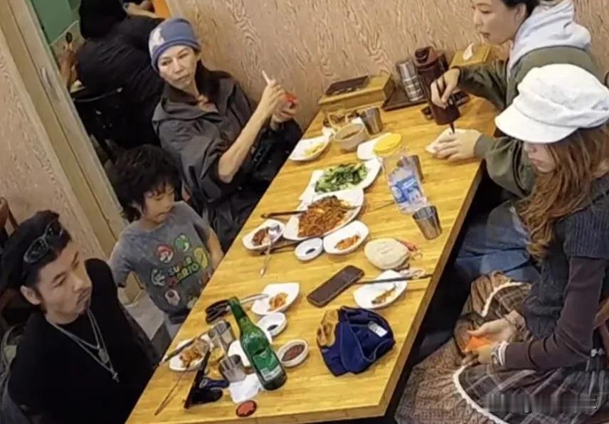 有网友在韩国偶遇蔡少芬、张晋一家五口。53岁的蔡少芬头戴针织冷帽，穿搭随性朴素，