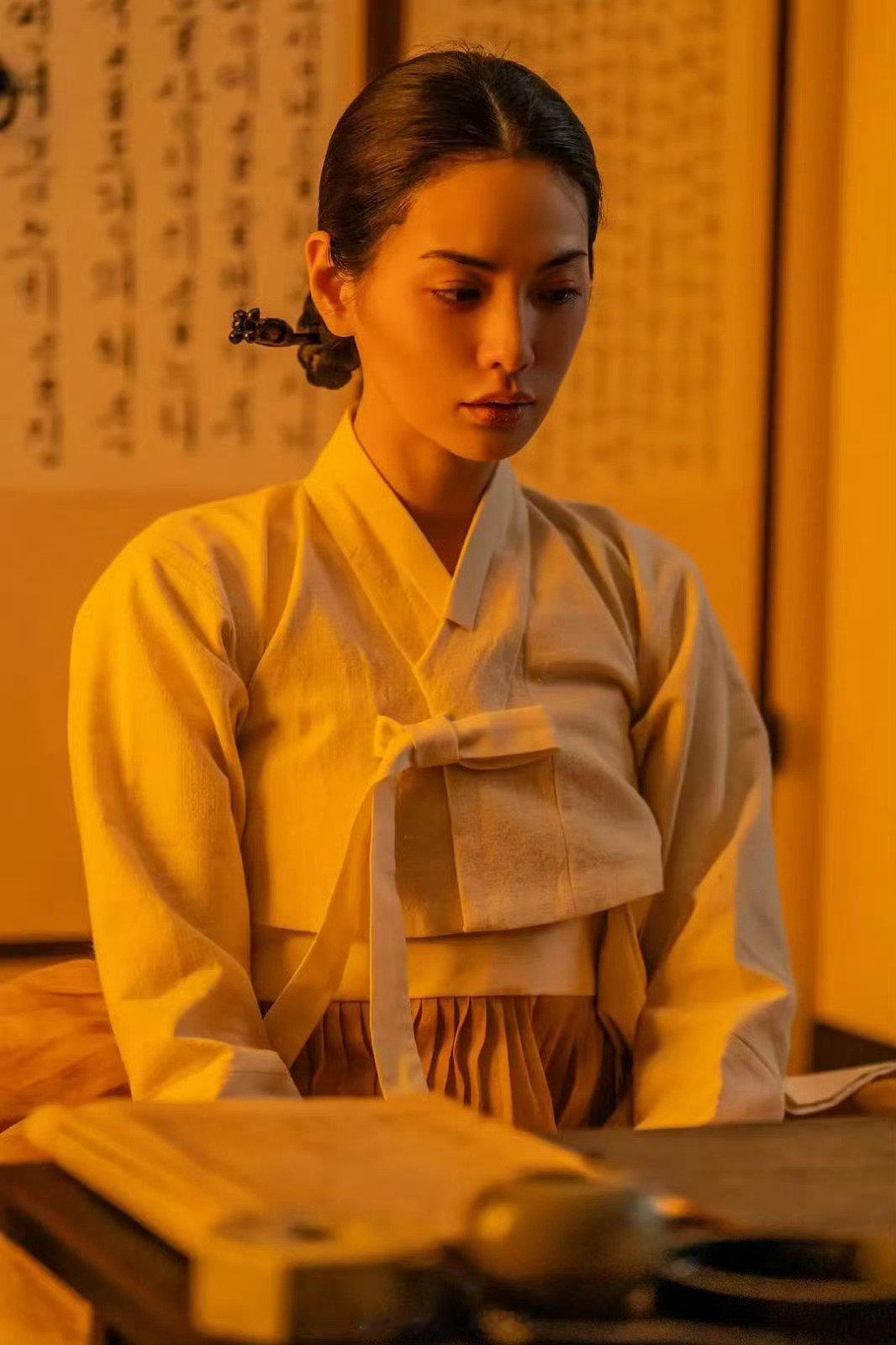 #池昌旭林珍娜吻戏#朝鲜时代的古装造型，配上现代感的情感博弈，太有看头。#池昌旭林珍娜吻戏#​