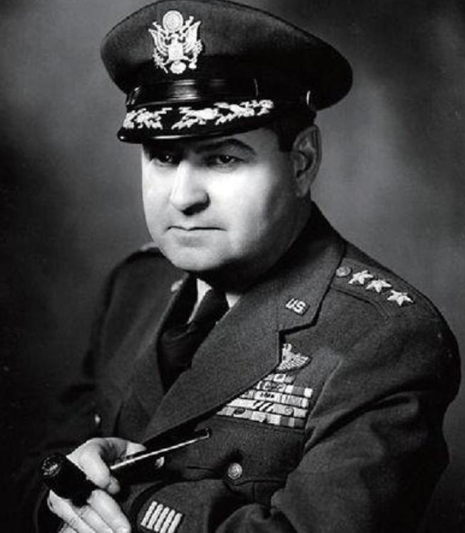1945年，一位美军少将指挥美空军轰炸，这场轰炸几乎让首都东京沦为“死城”，然