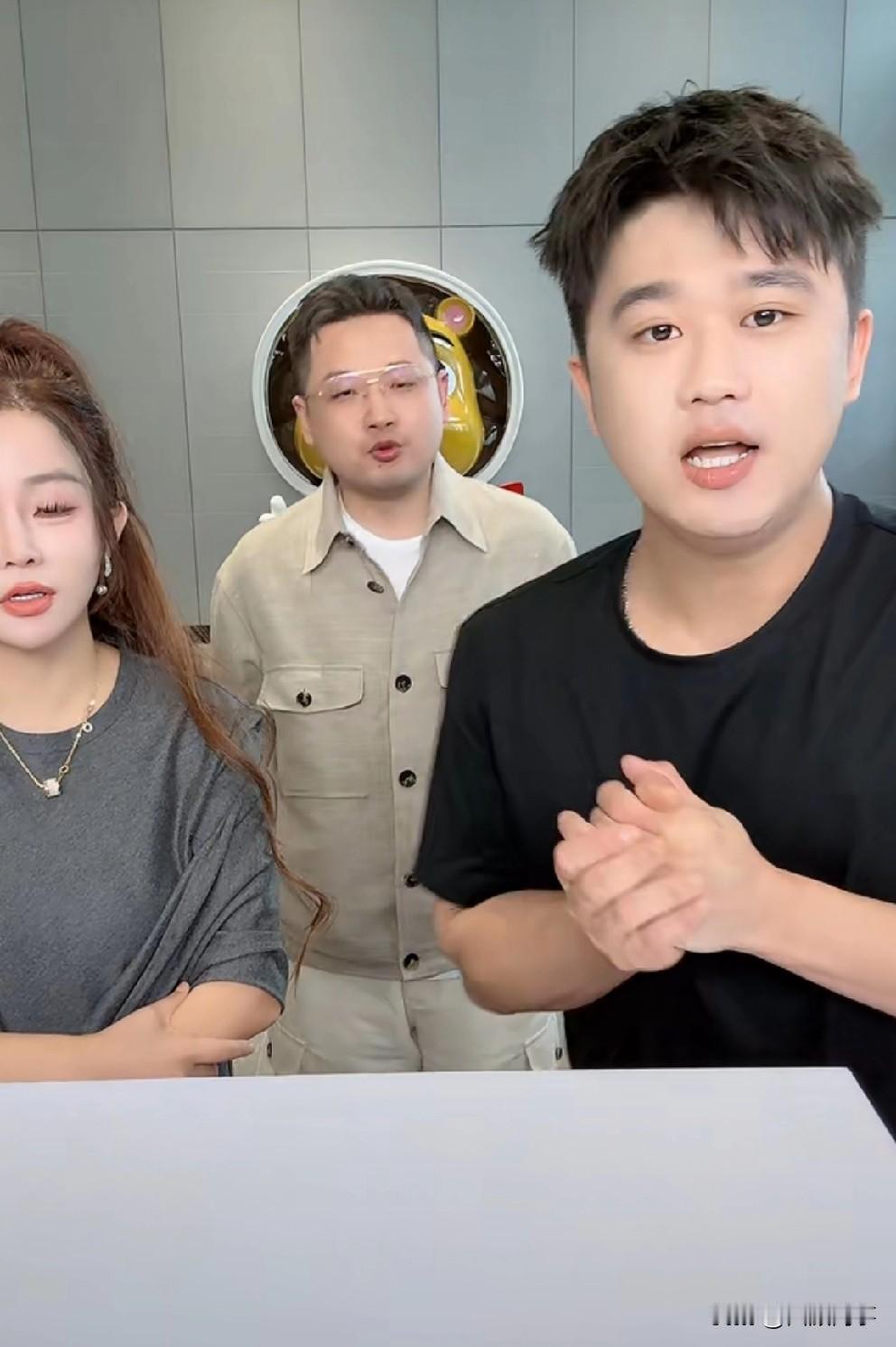 辛巴重大人事变动：张小双重回辛选任要职，818粉丝懵了！