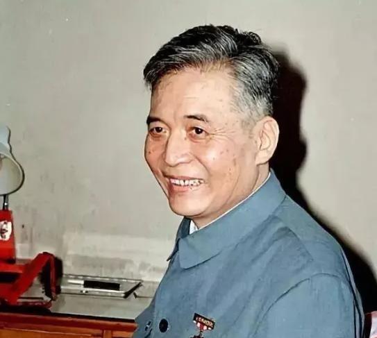 1986年，弥留之际的邓稼先向中央提出一份建议书，指出世界上的核弹理论水平接近极