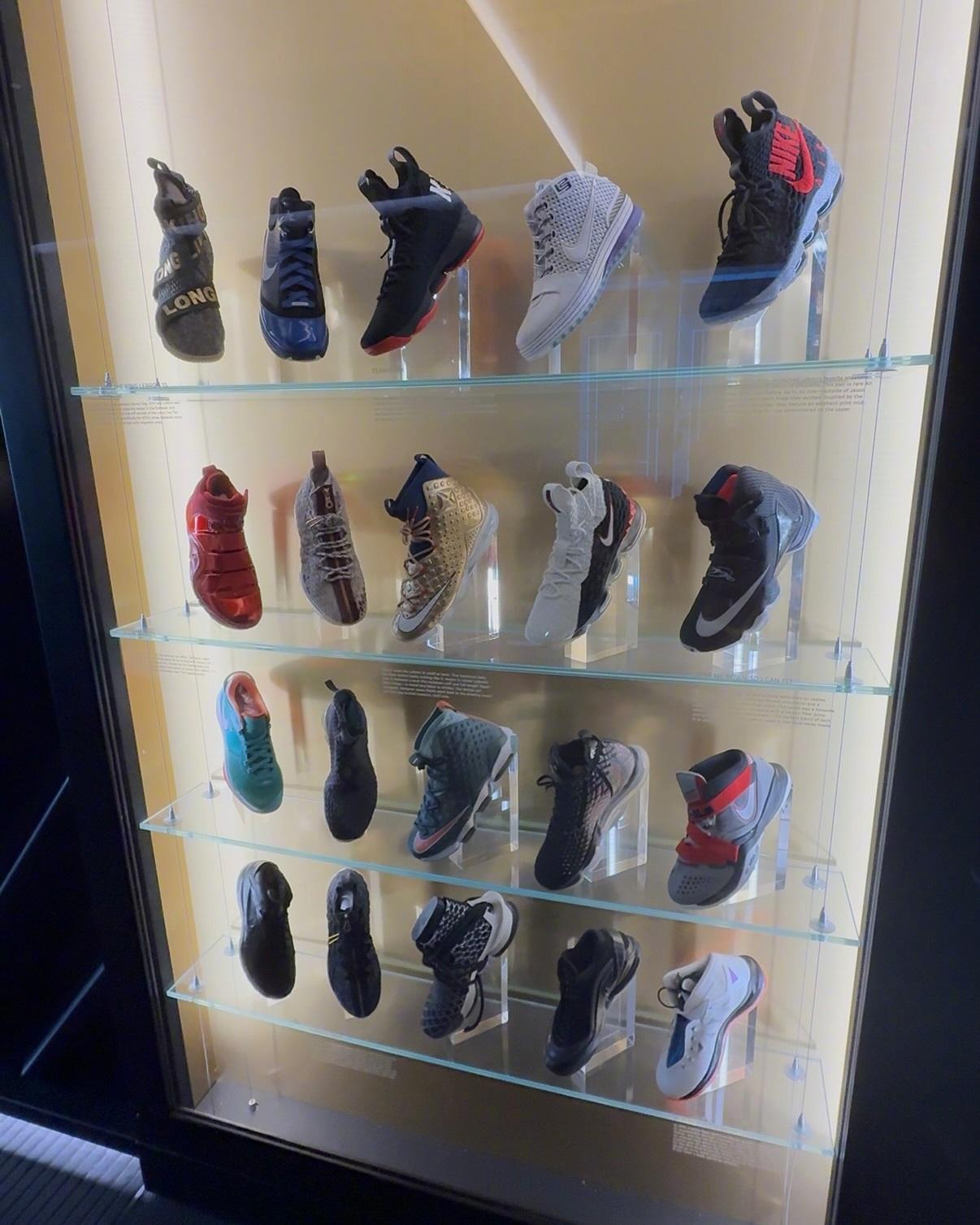 Nicekicks晒出的一些在Nike总部看到的詹姆斯未发售的一些Sample鞋