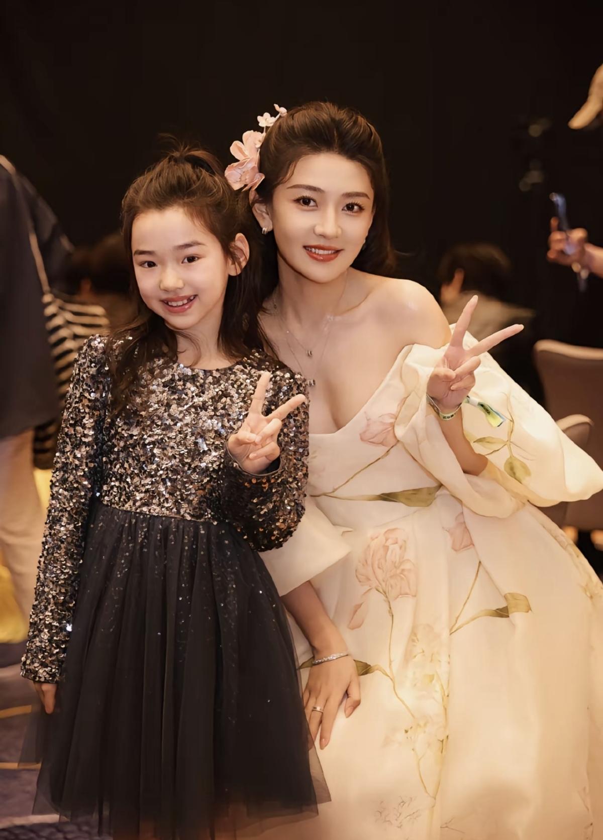 合影的都是数一数二的当红艺人，没说别人不红，只是合影的都够红了[赞]那几个年轻的