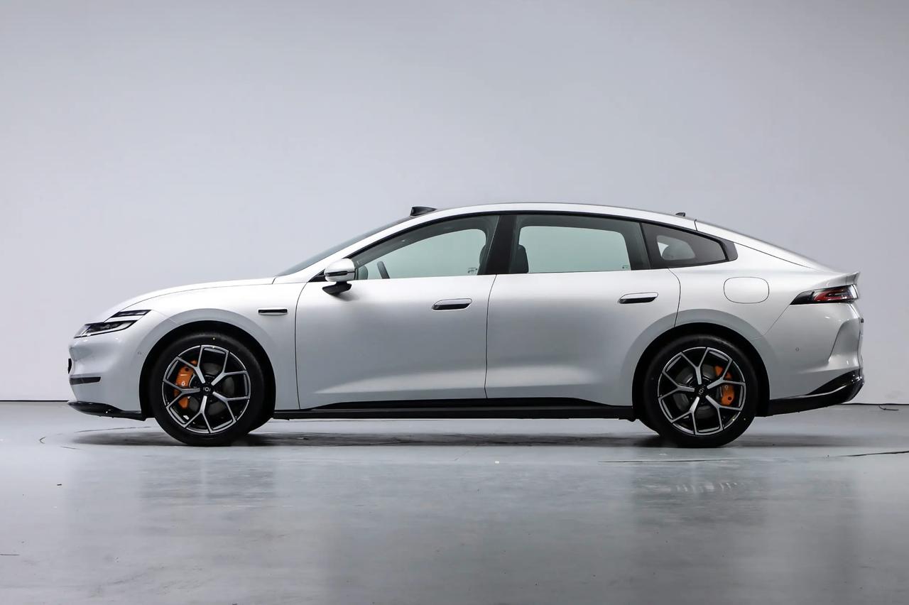 国产最美侧颜，长安启源A06，车身姿态真的无敌。长安旗下最美轿车，车身修长大