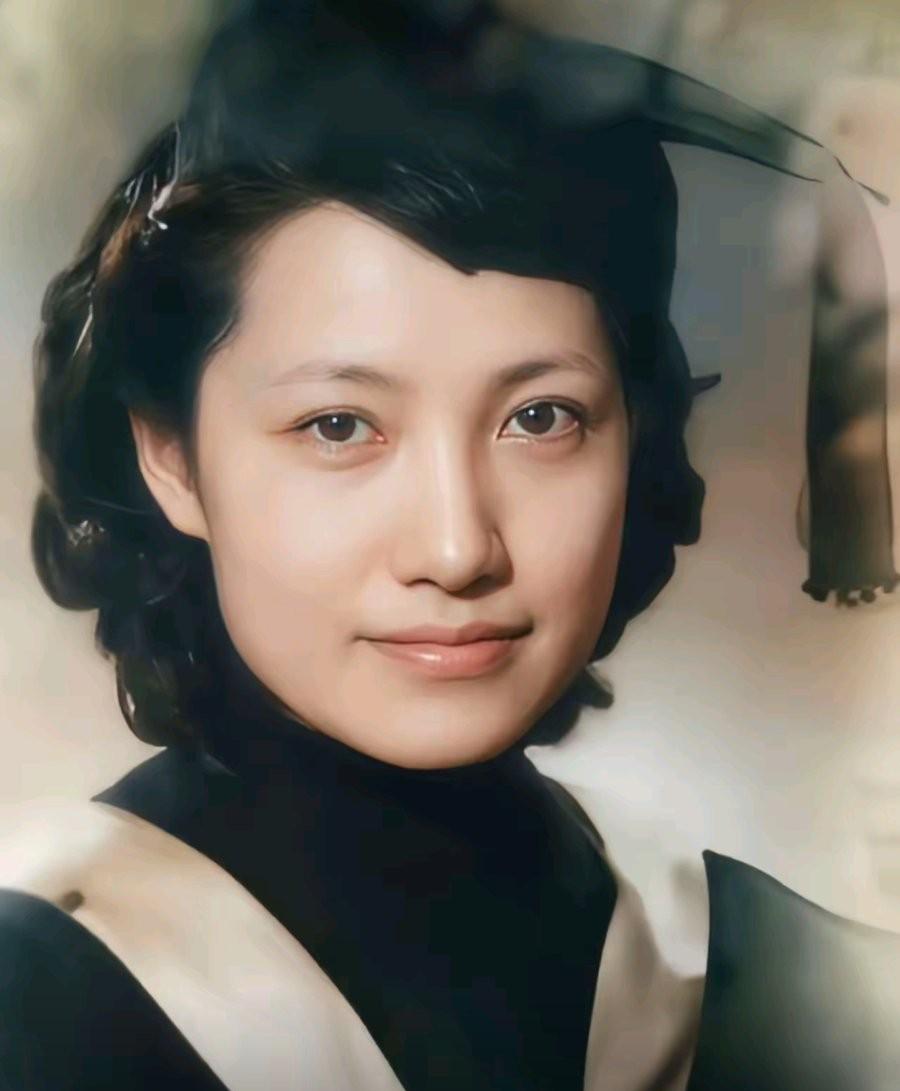 这便是卫立煌的夫人韩权华，当年北大公认的校花。出身天津名门，才貌兼备，还官费赴美