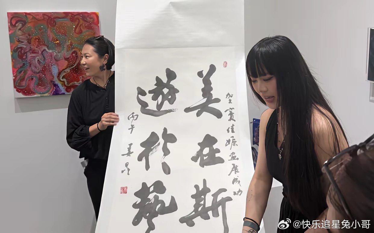 王菲的情敌、窦唯的前妻高原与父亲高飞以及女儿窦佳嫄在窦佳嫄画展现场的一张留影，现场窦佳嫄还展出了她的