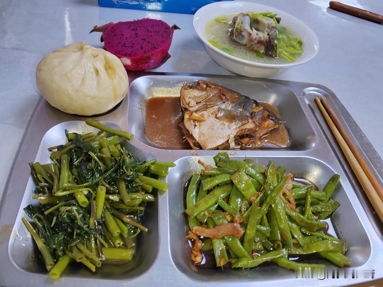 吃了晚餐，我就把明天早餐要用的食材都准备了一下，并且把明天的硬菜也从冷冻库房拿出