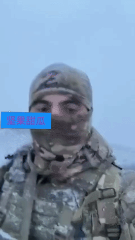 实在扛不住了，大雪寒冬，乌军第225独立团士兵没吃没喝，冒着风雪和俄军FPV徒步