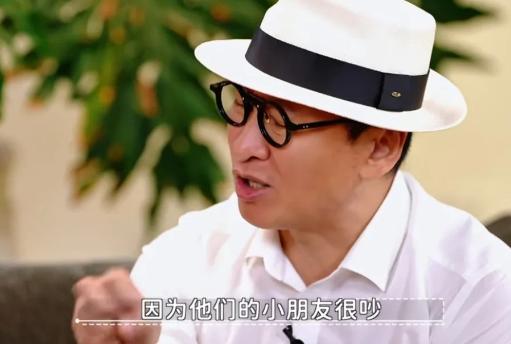 周杰：“我有一次坐高铁，遇到一家人，他们的孩子很吵，我忍了20分钟还是很吵，我就