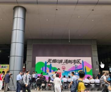 没人管还是管不了?高铁站台控烟难，缺乏执行戒烟规定的权力，而地方行政人员和志愿者