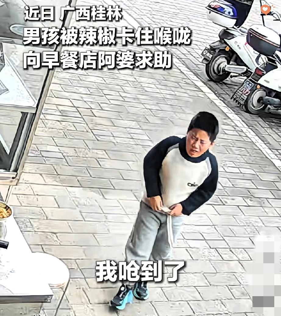 广西阿婆火上央视！早餐摊前的几秒，藏着最动人的人间善意与硬核底气！男孩被辣