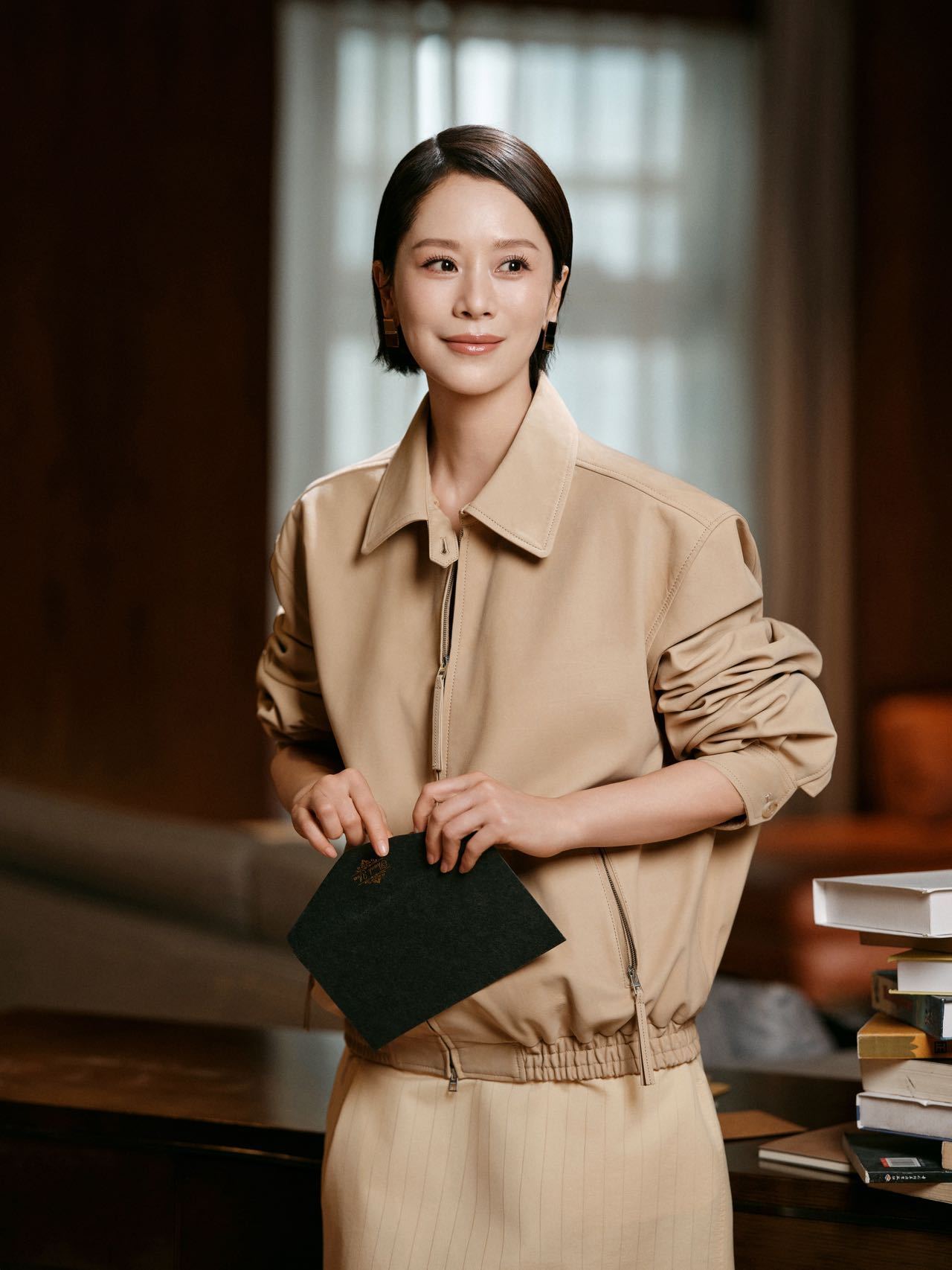 海清今日亮相Tmagazine南方派对活动，身着edition米色套装裙亮相