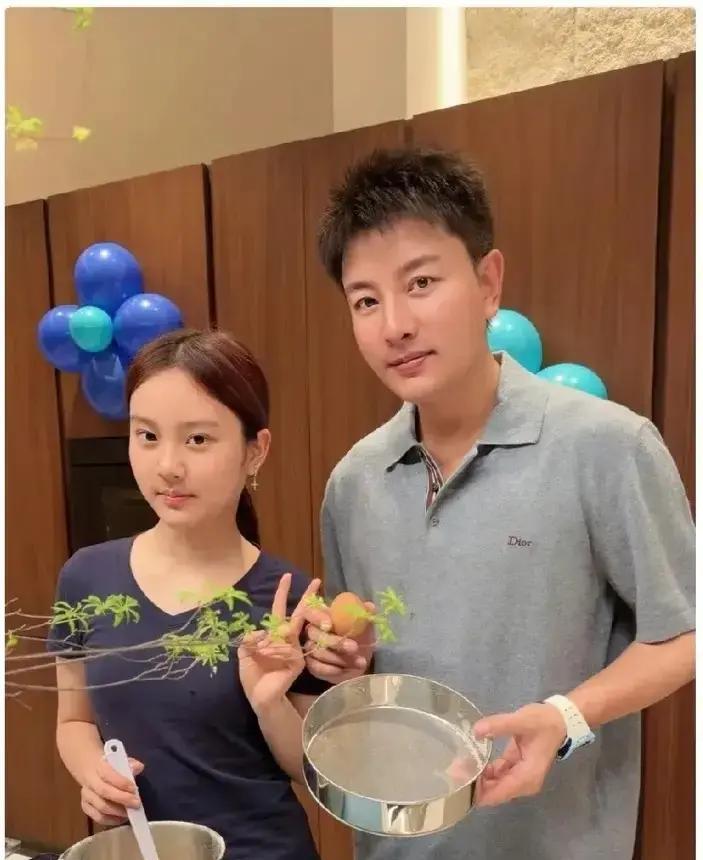 贾乃亮现在直播卖货，把当年那顶绿帽子当段子讲，观众笑他也笑。我刷到他时，他正