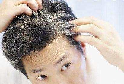 年轻人长了白发别急着染, 洗头时只要加一物, 白发轻松变黑发