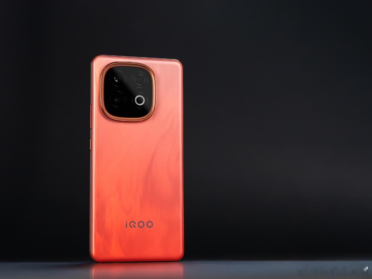 再聊聊iQOOZ10Turbo的实际表现吧，这块华星C9+直屏，我们体验下来