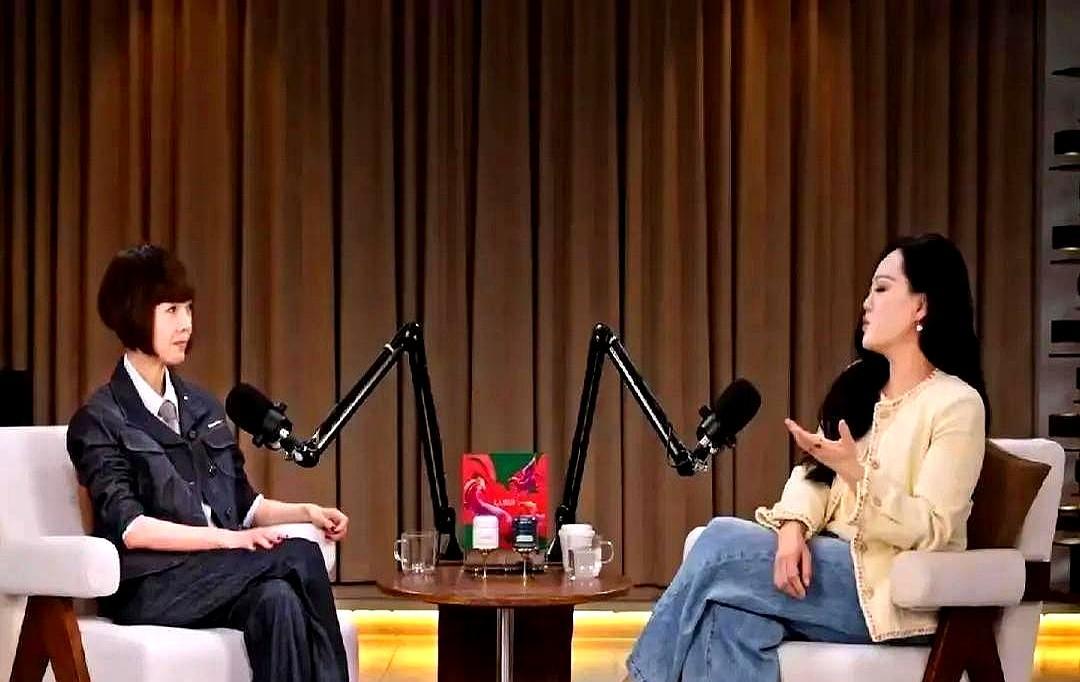 被骂了三十年“败家精”的章小蕙，刚才在镜头前突然崩了。六十二岁。聊起小时候父