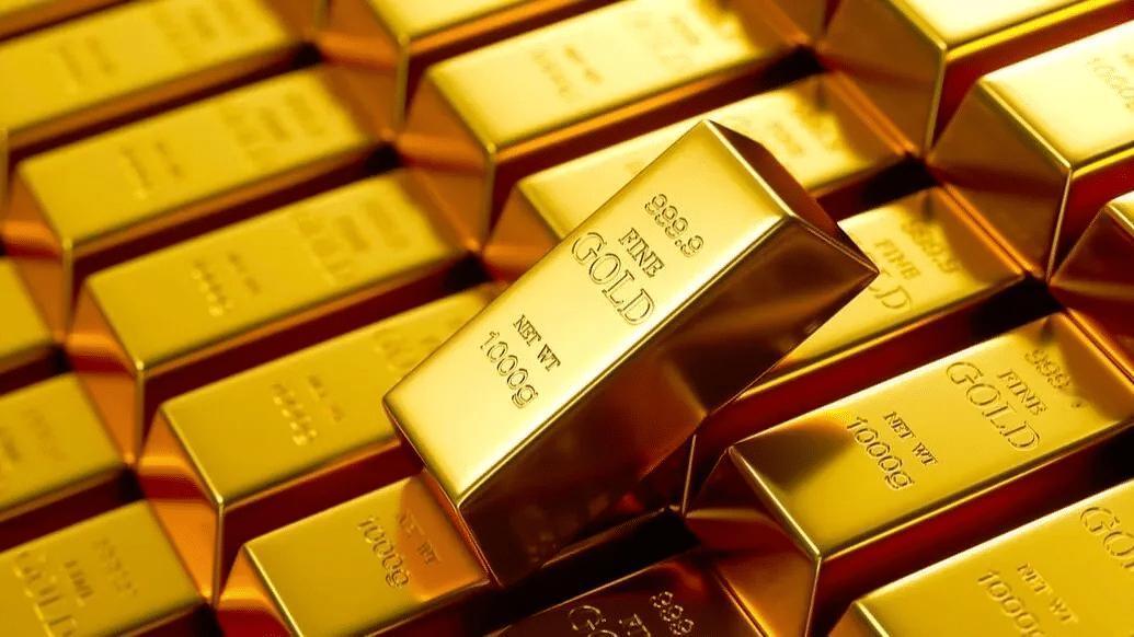 最近的黄金市场真是热闹得离谱！一边是金店里大爷大妈排着长队抢金条，银行实物黄金卖