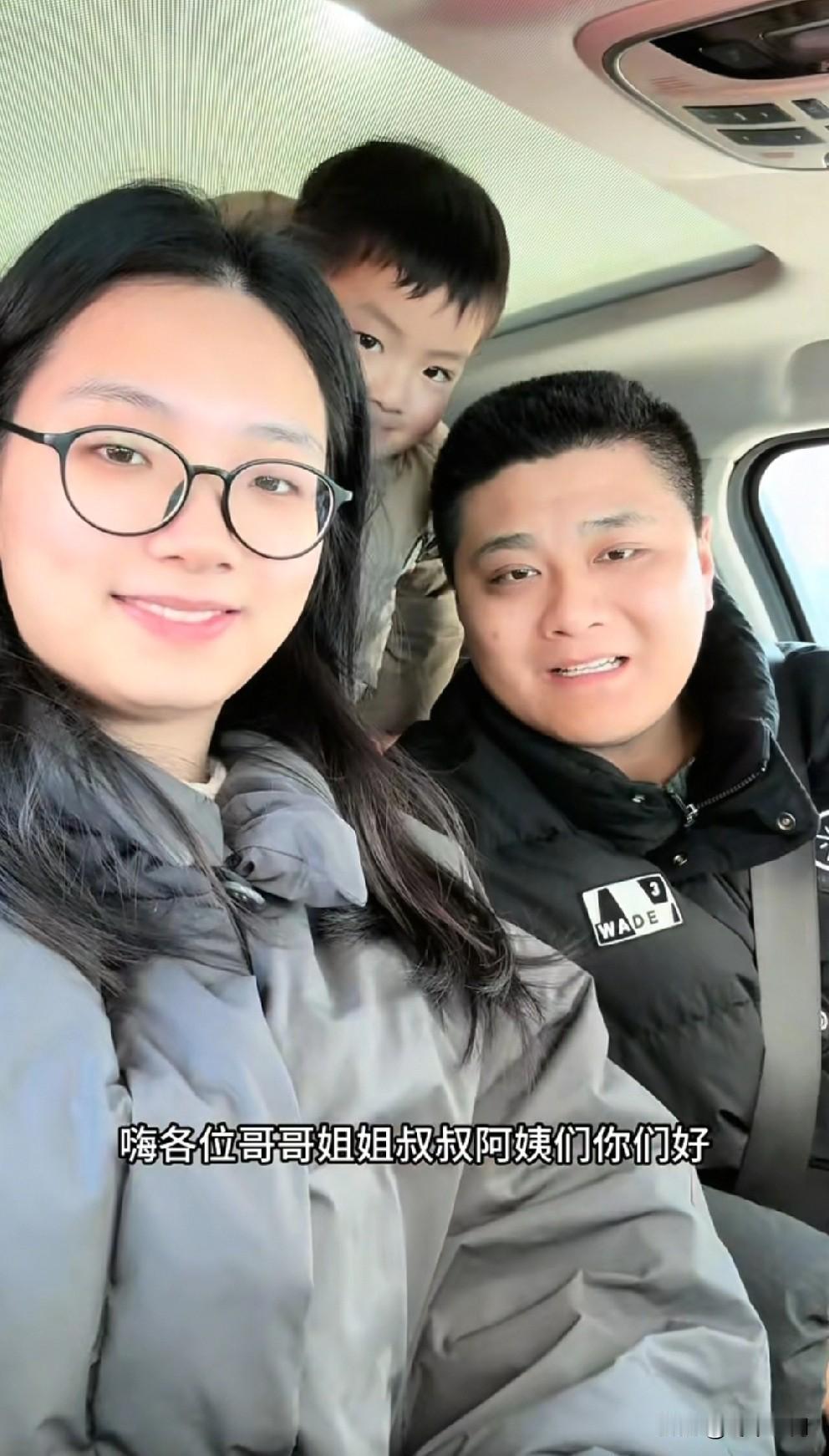 南京认亲的双胞胎哥哥回到了老家，每天直播看望外婆陪着养母。双胞胎弟弟在直播中吐槽