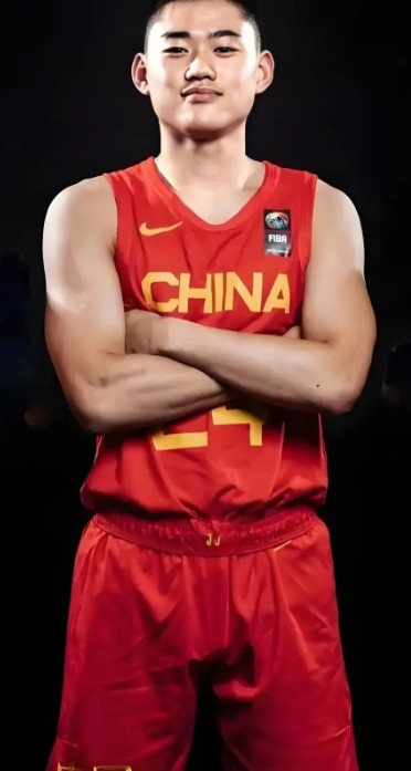 中国男篮的6位00后球员，中国篮球未来的领军人物。1、杨瀚森：篮下终结力强，策