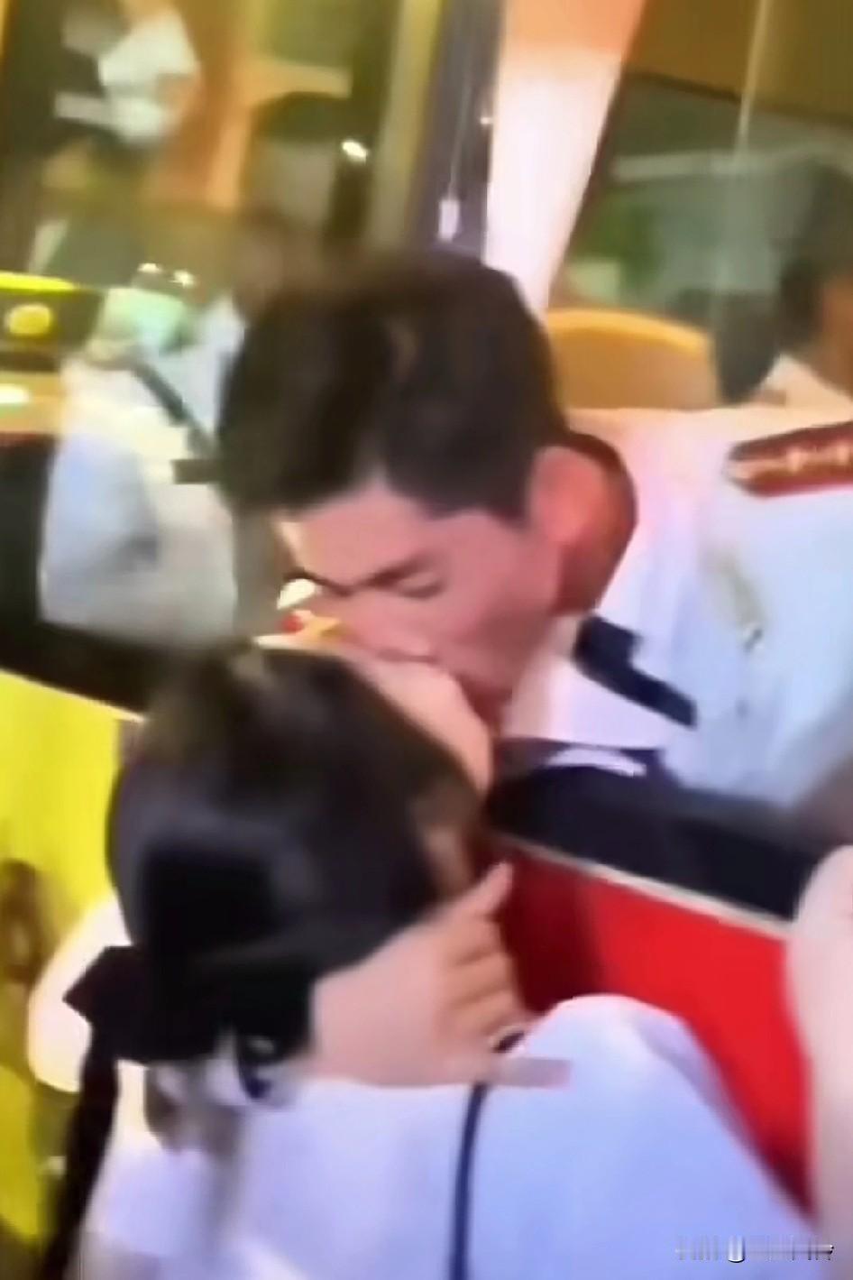 越南军人与女子当众亲吻，纪律性那么差吗？他们当兵可能就是为了这一刻，有啥战斗力？