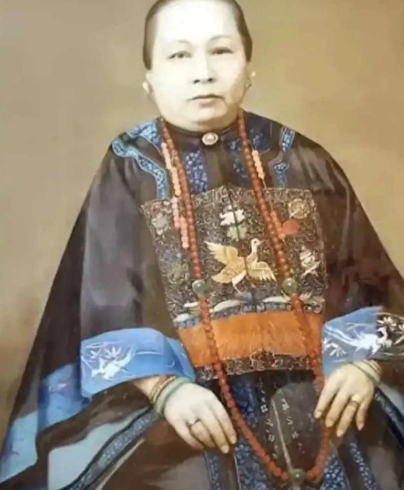 她出身贫民窟，年轻时被迫当船妓，却孕育出香港首位华人首富，而澳门赌王何鸿燊是她的