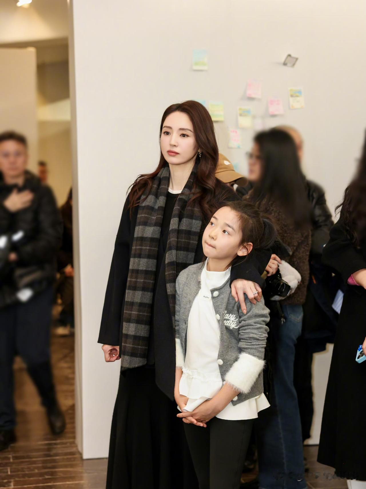 11月30日，董璇发文为干女儿佟知霏和佟知玲发起的公益艺术展《希望》打call。