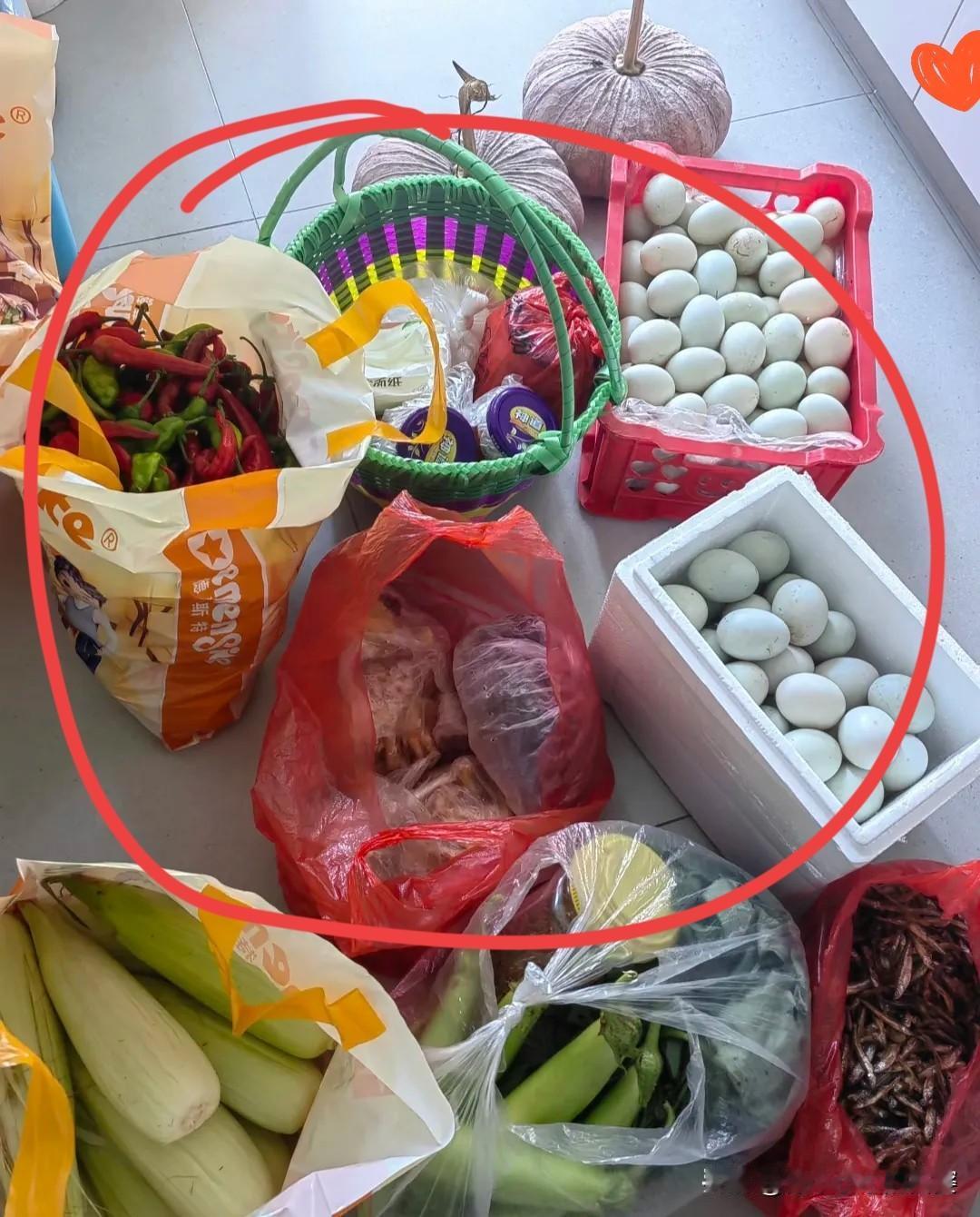 大清早被婆婆的电话整得又懵又暖！本来还赖在床上犯迷糊，手机一响就听见她直愣愣说“