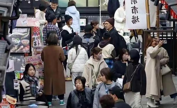 所有人都预判日本经济会陷入衰退，可谁都没有想到，它居然崩得这么快垮得这么彻底？