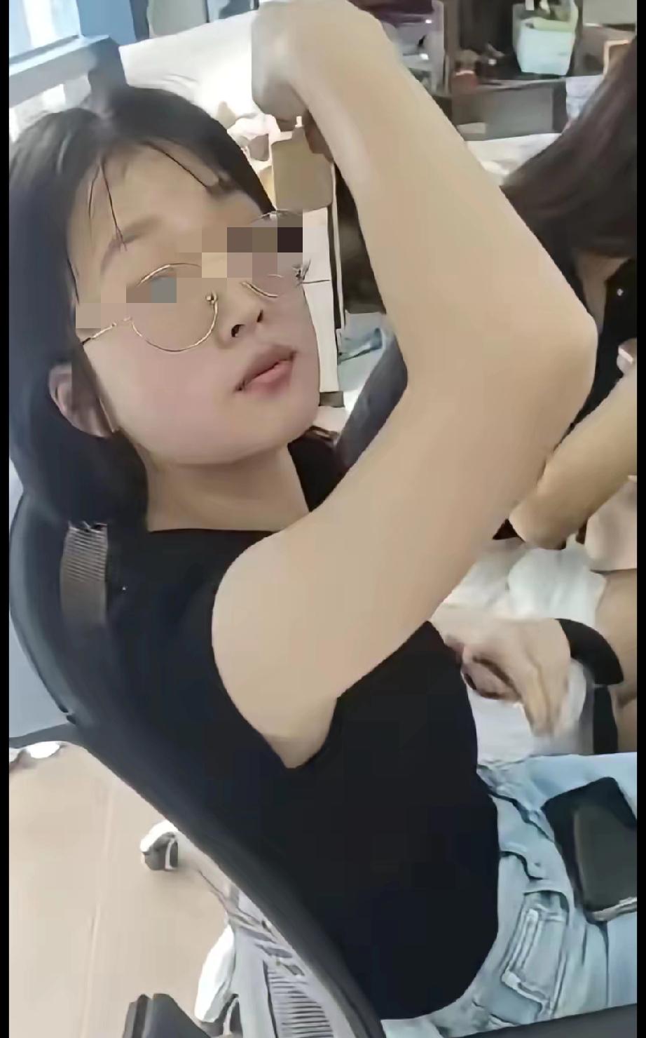 这种事儿看多了，真觉得心里堵得慌。外卖小哥手里攥着几个快超时的单子，低声下气