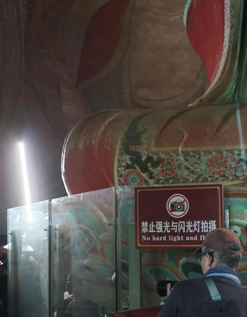 韩雪文物前打强光：特权争议背后的公众信任危机演员韩雪在山西应县木塔录制节目时