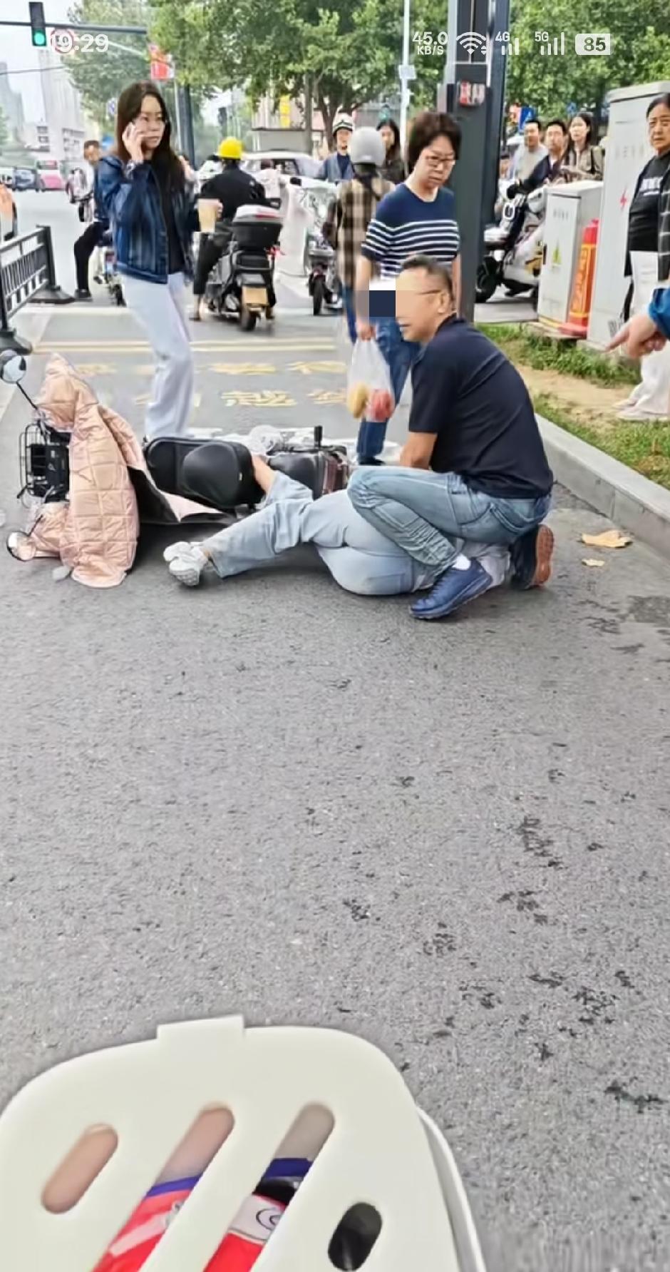 9月27日，地点陕西。一个女小偷在一个糕点店里，偷走了视频中这位男士的手机，跑去
