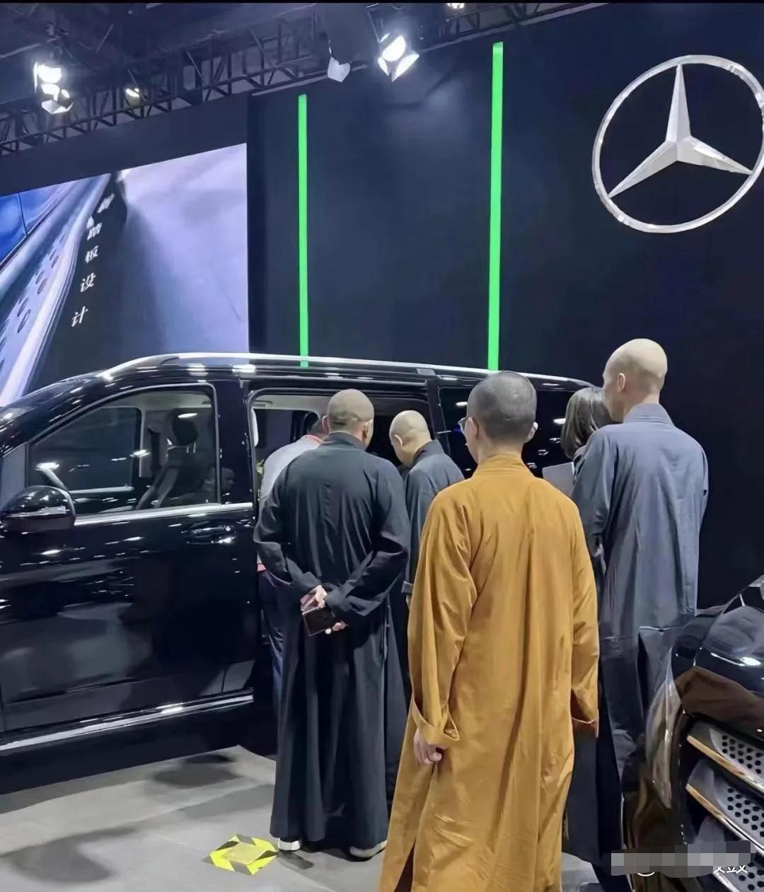 自从看了这两张照片后，我再也没有给寺庙捐过款