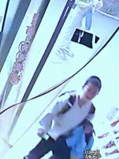 “火到人民日报了！”湖南长沙，8岁男孩吃糖突然卡喉窒息，脸色发紫喘不上气，本以为