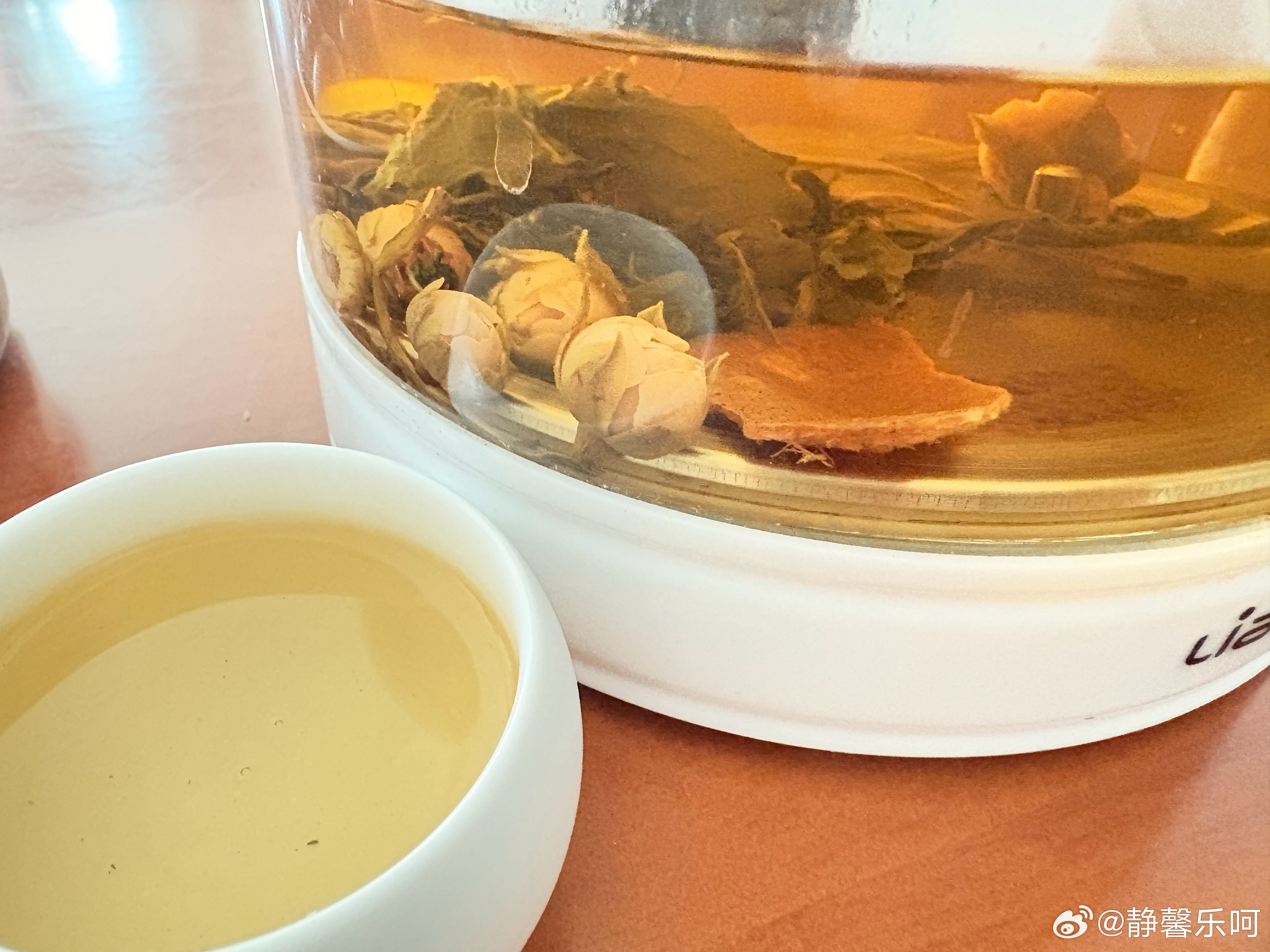 今天煮的蒲公英玫瑰花，放了一小块陈皮。1.蒲公英：清热降火、疏肝散结，消结节、