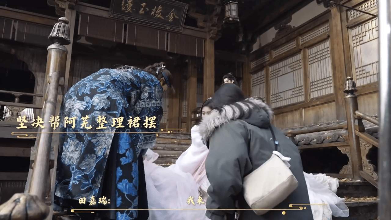 田嘉瑞帮鞠婧祎整理裙摆田嘉瑞主动帮鞠婧祎整理裙摆田嘉瑞你就继续这样宠着鞠婧祎吧，