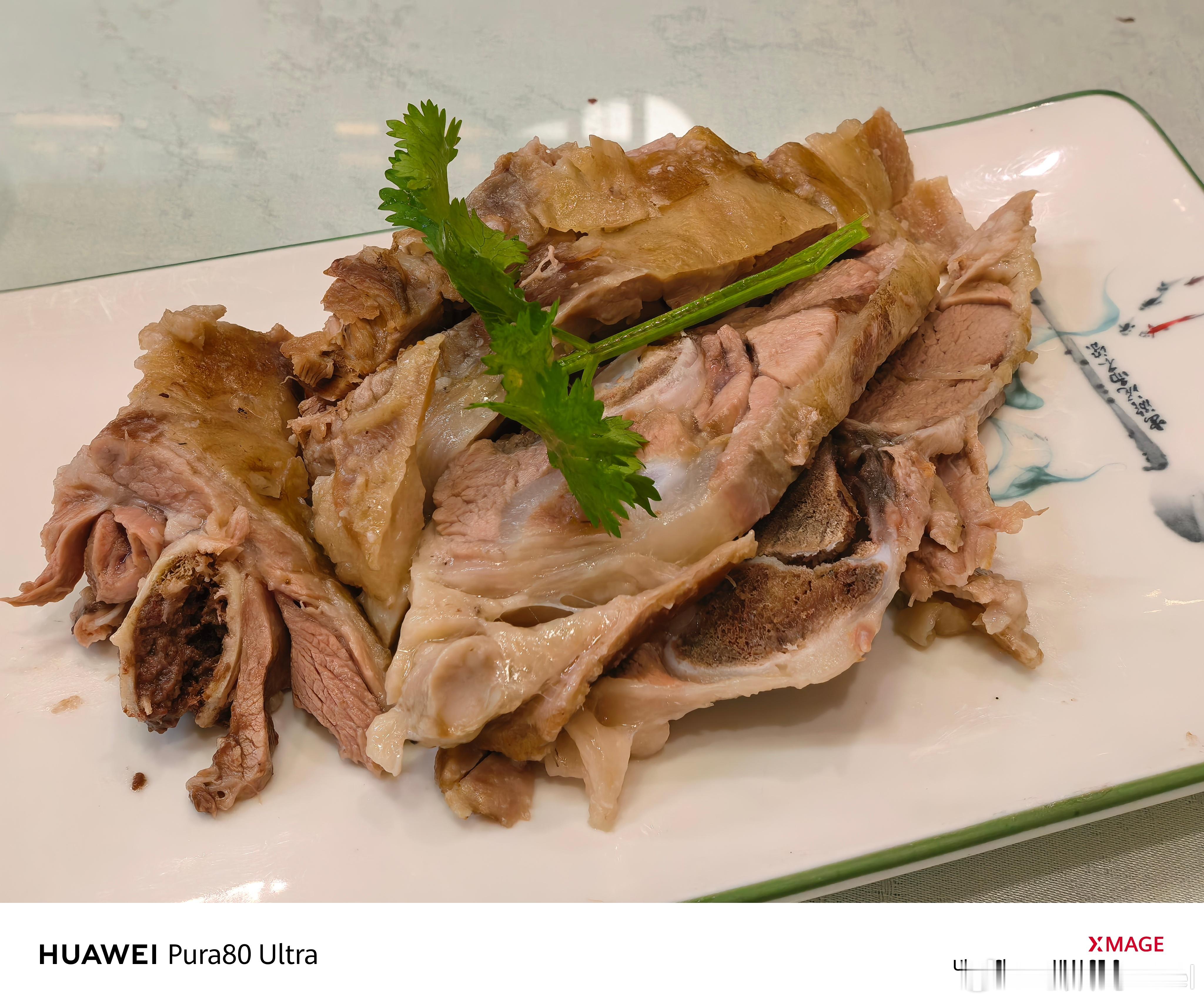 在兰州吃了春台手抓，点了手抓羊肉、凉拌沙葱、烤包子和红焖羊肉~这里的手抓羊肉居然