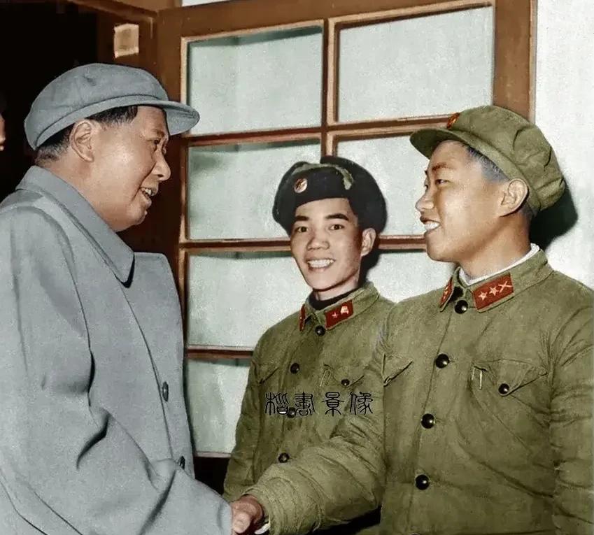 1950年深秋，南京城郊的训练场尘土飞扬。刚从舟山群岛解放战役凯旋的炮兵三连战士