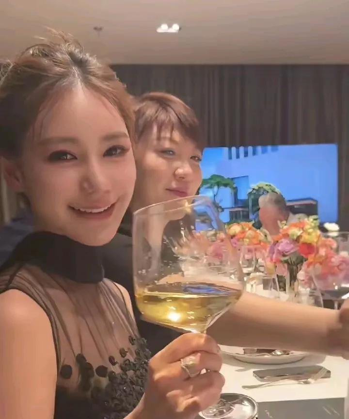 又拍到马晓梅了，她今天下午出门聚会了。难怪她能这么快适应北京的生活，原来现在在北