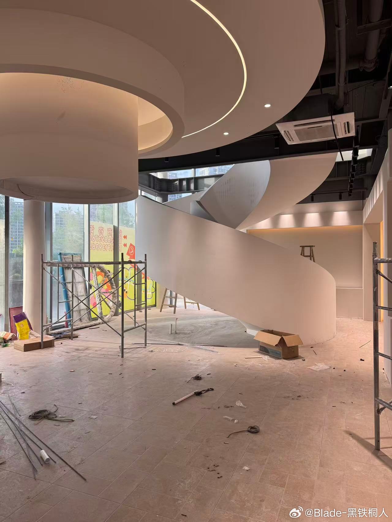 今天施工进度楼梯基本上弄好了吊顶基本上也弄好了我正在努力做新货应该可以摆满