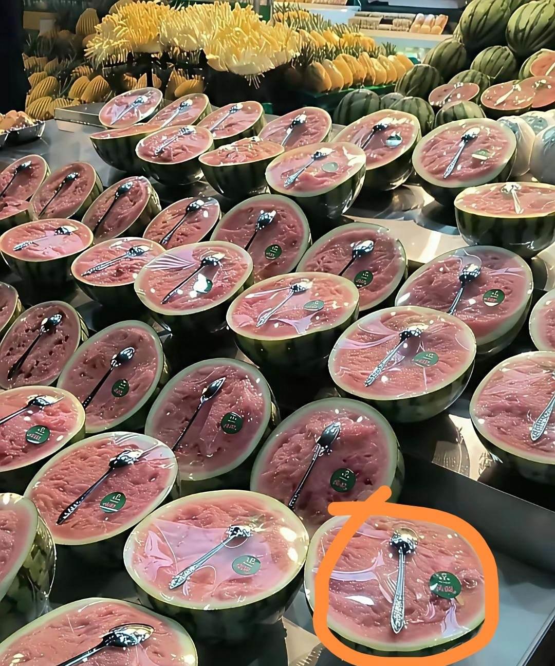 这老板可真逗？把西瓜全部切开再放上勺子，老板你是来搞笑的吧？谁能懂啊？这是什么操