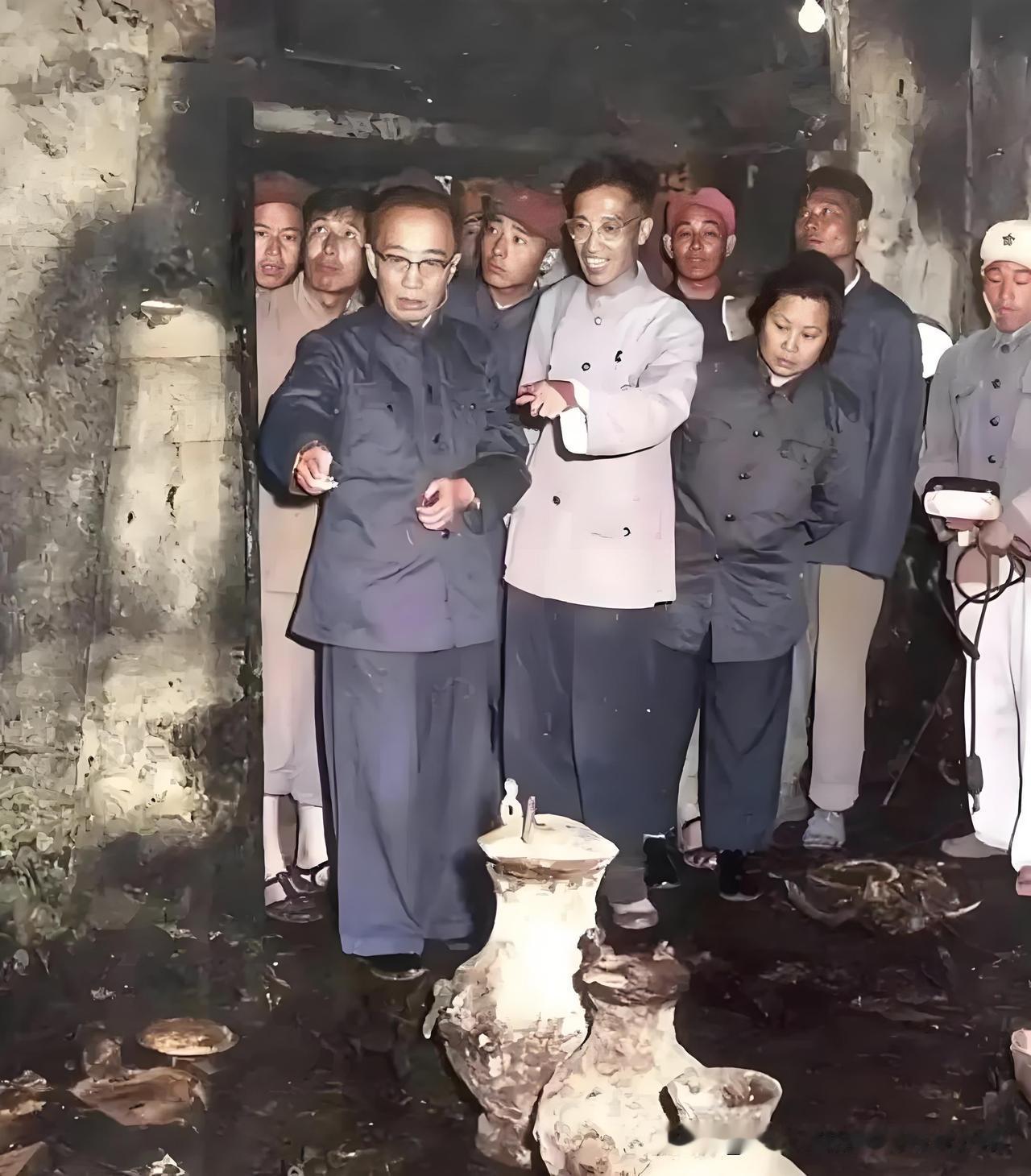 明定陵地宫发掘一幕：中国考古的惨痛教训！这张照片拍摄于1957年10月20日